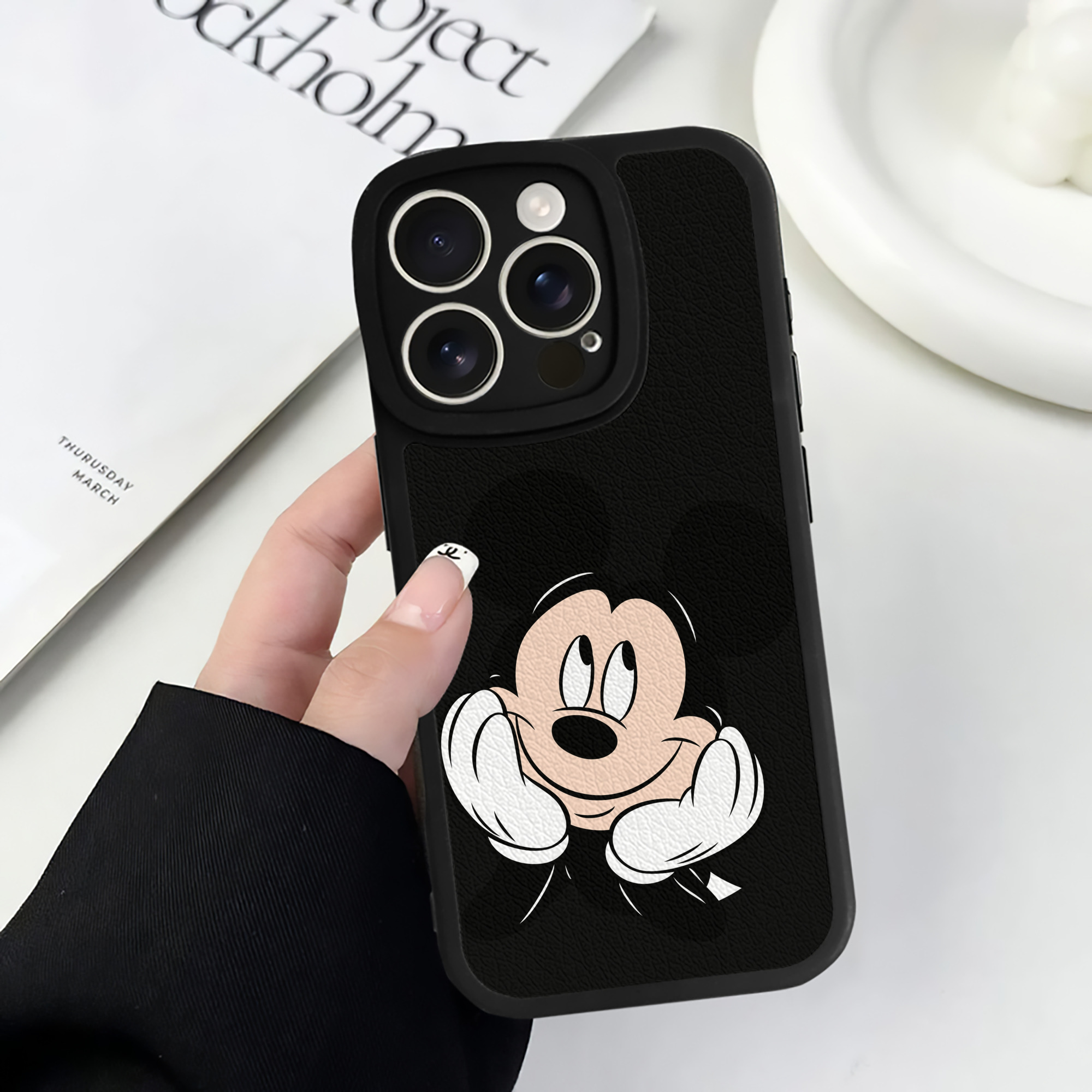 （画像用） ミッキーマウス Mickey Mouse 【iPhone 16シリーズ対応】シリコンスマホケース（レザー調） 材質：シリコン